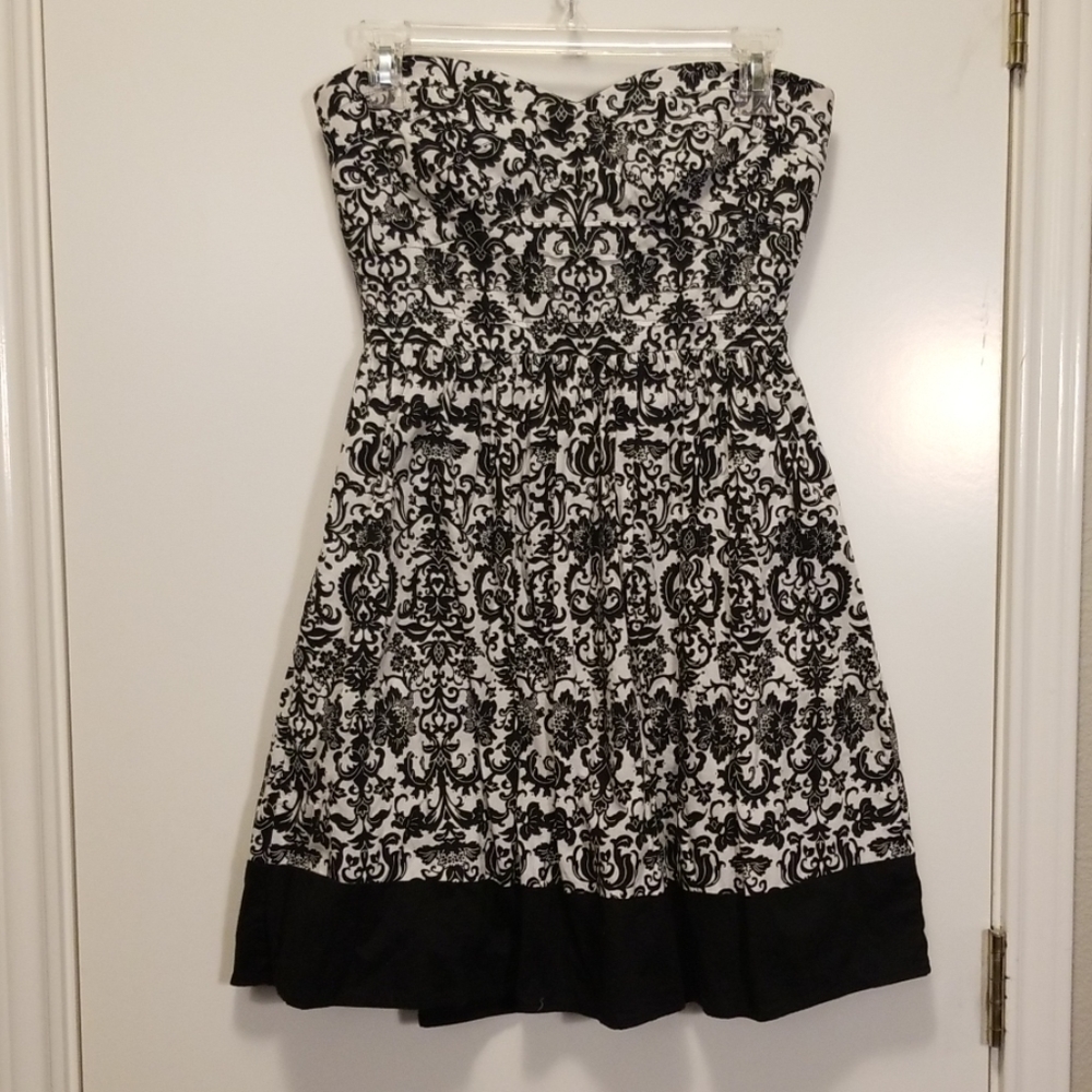 Damask print strapless dress